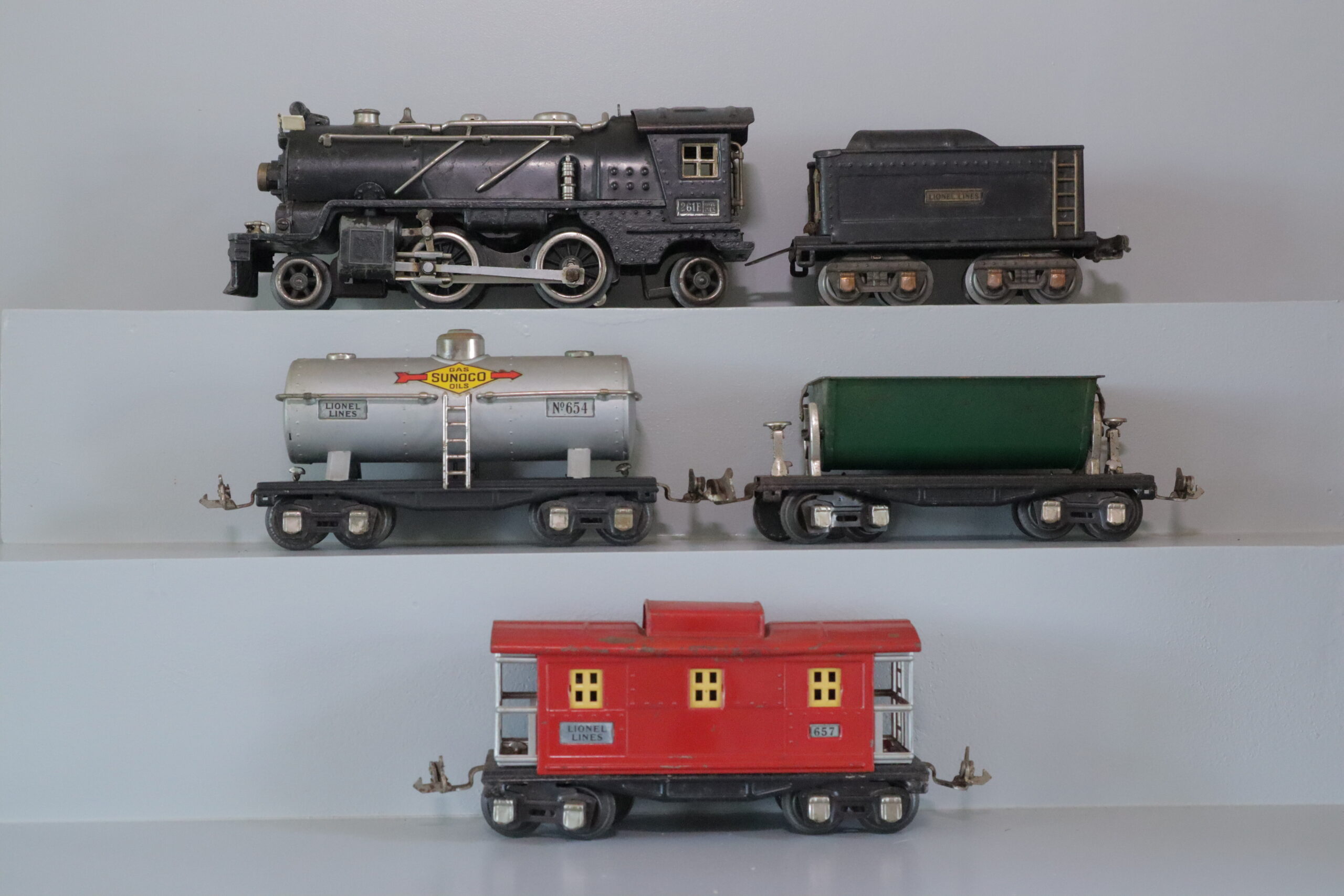 Lionel 261E Loco Set - SKU0303L - themodeltrainstore.com