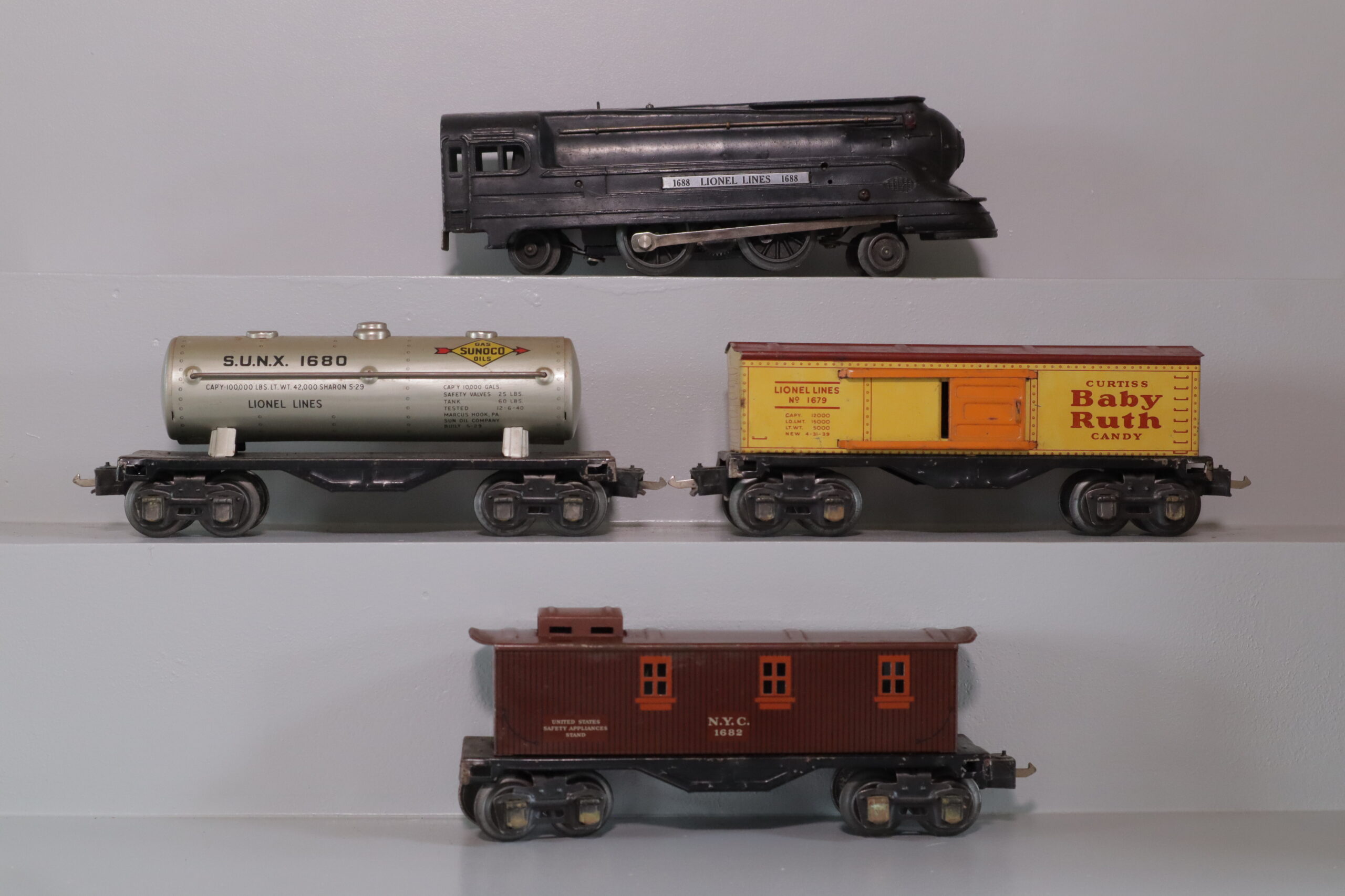 Lionel 1688 Loco Set - SKU0803L - themodeltrainstore.com