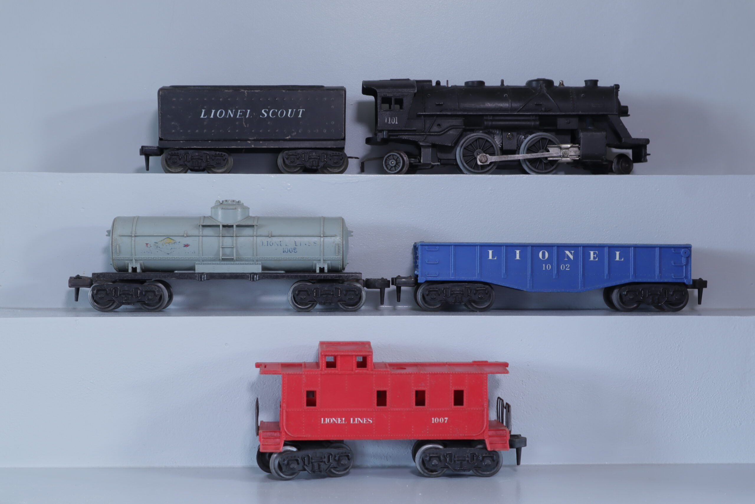 Lionel 1101 Loco Set - SKU1302L - themodeltrainstore.com