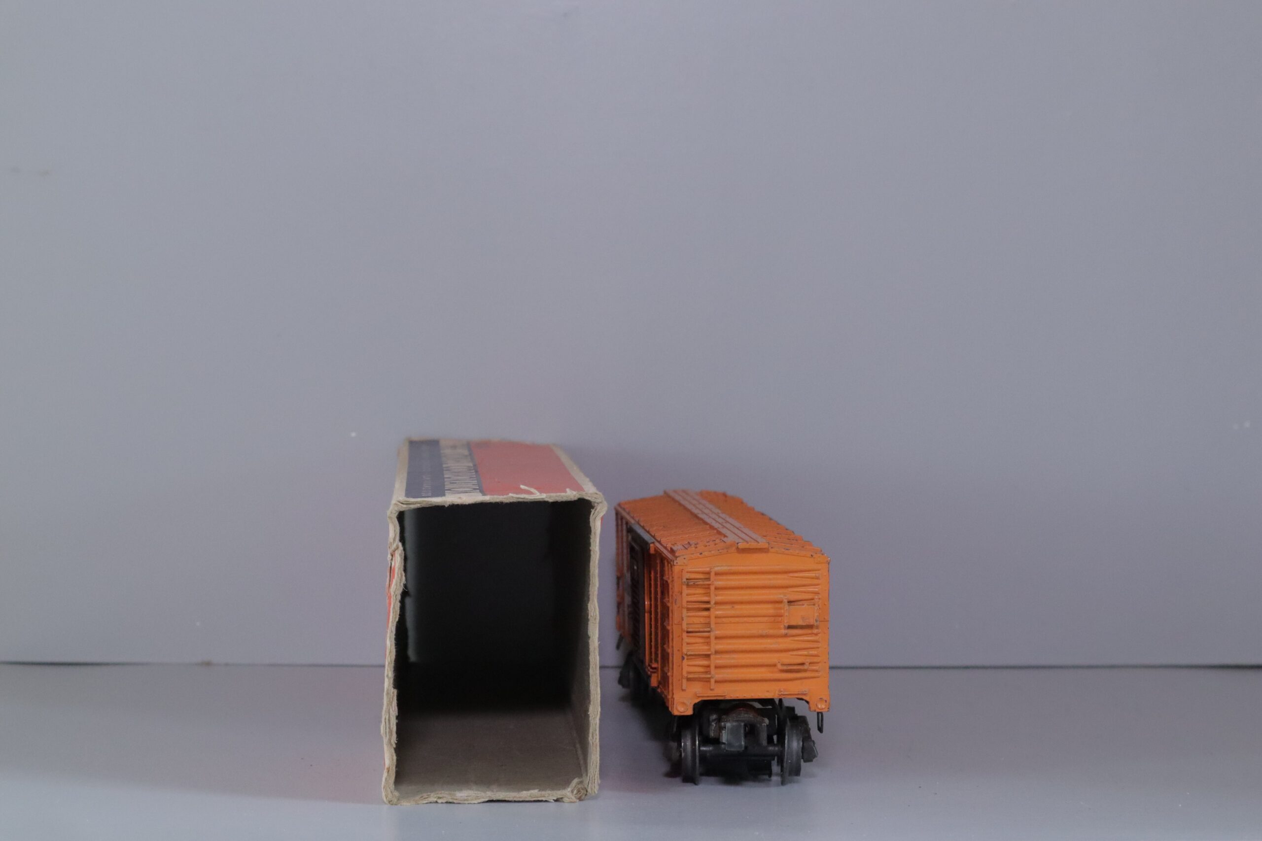 Lionel 2454X Box Car - SKU2404L - themodeltrainstore.com