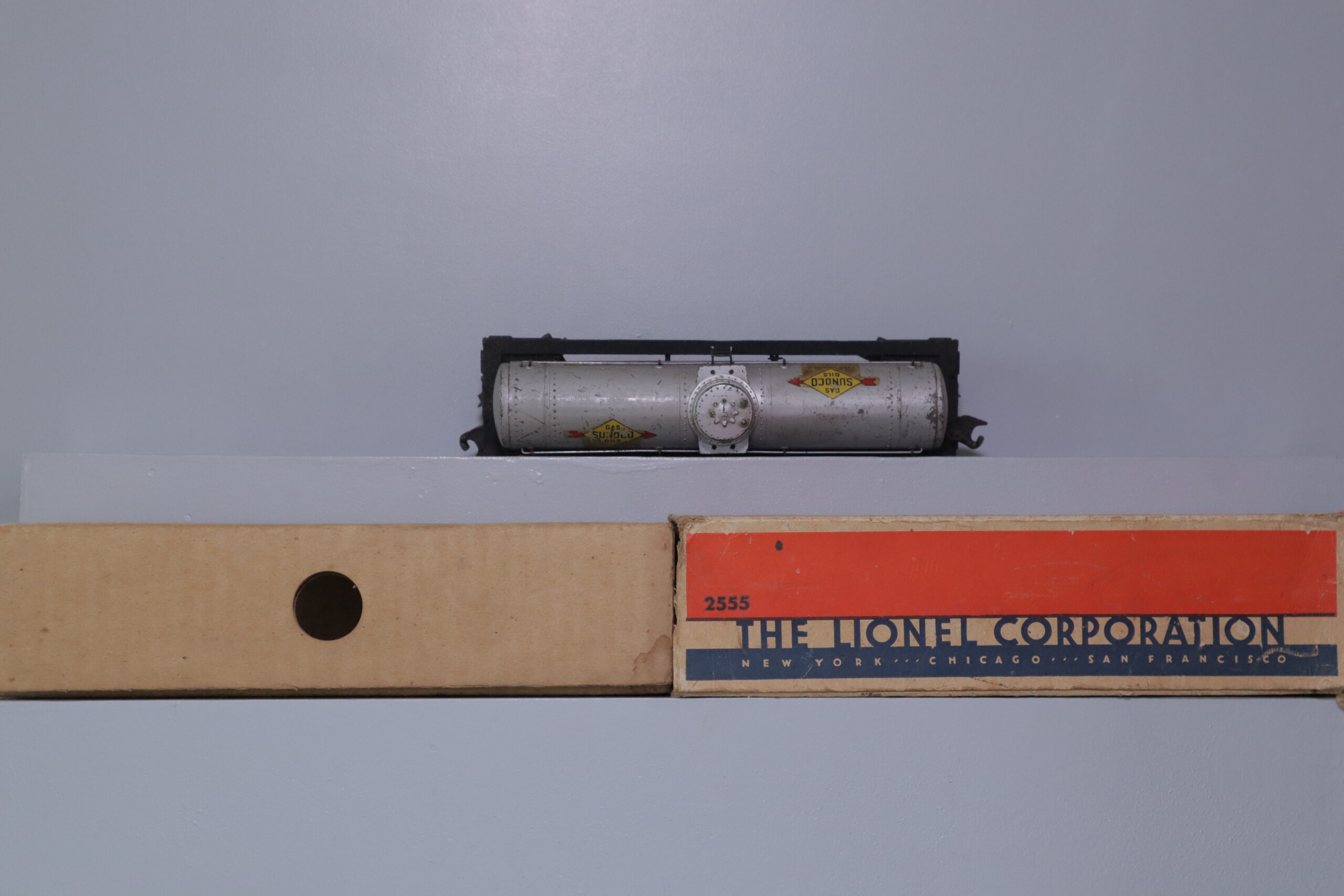 Lionel 2555 Sunoco Tank - SKU2406L - themodeltrainstore.com