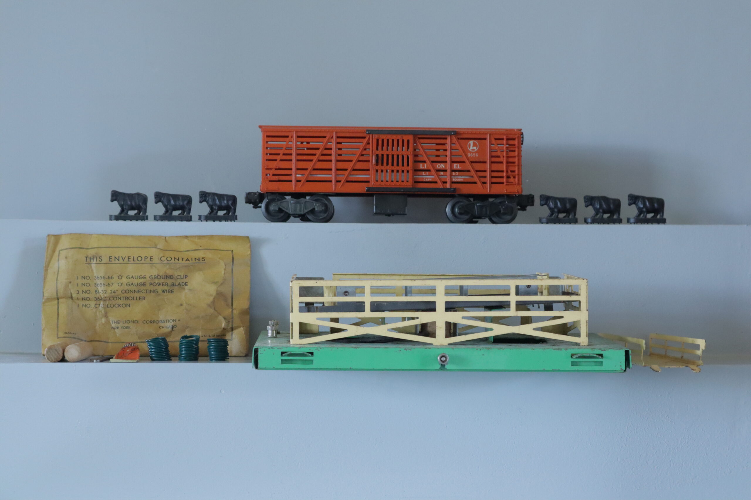 Lionel 3656 Operating Cattle Car - SKU2601L - themodeltrainstore.com