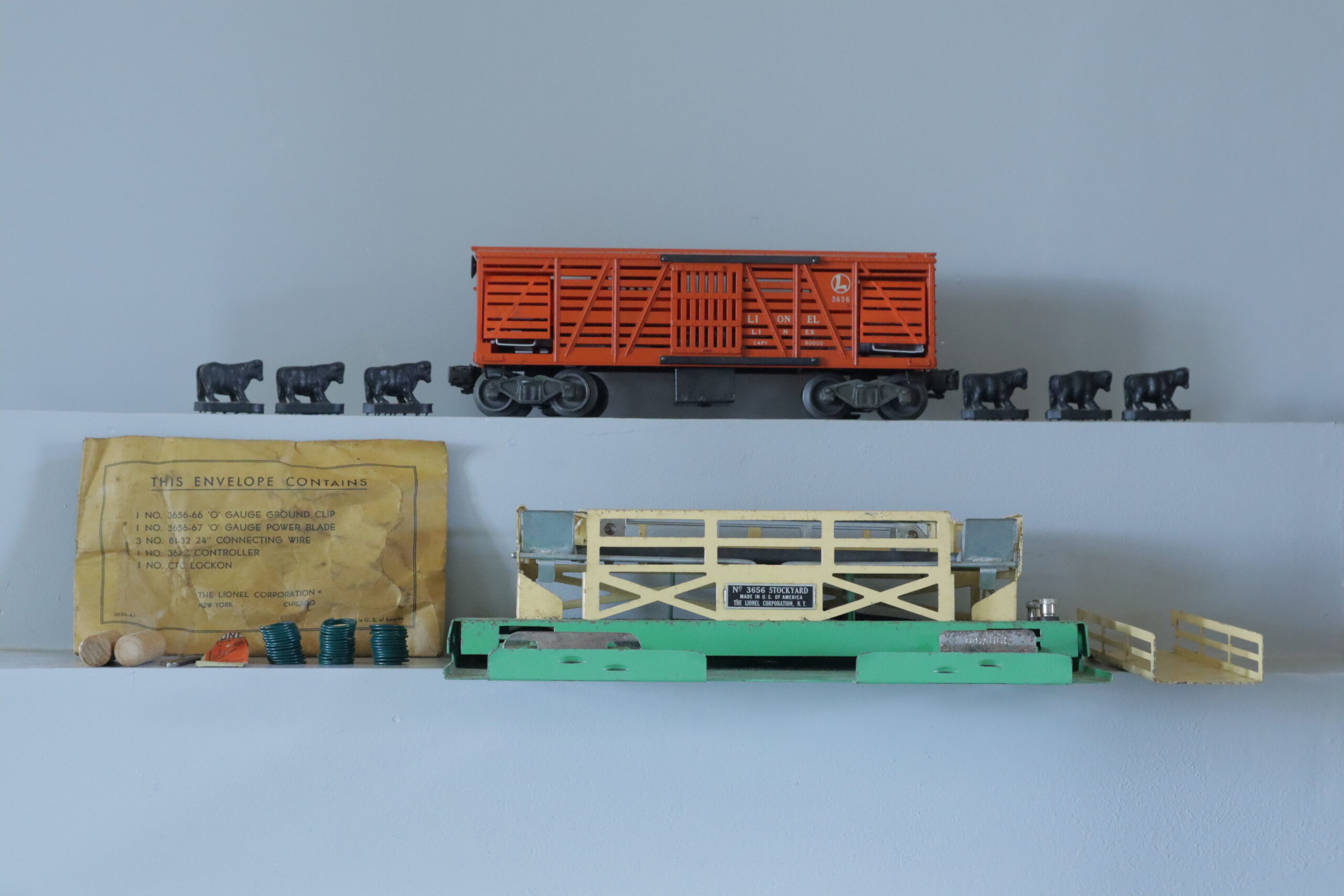 Lionel 3656 Operating Cattle Car - SKU2601L - themodeltrainstore.com